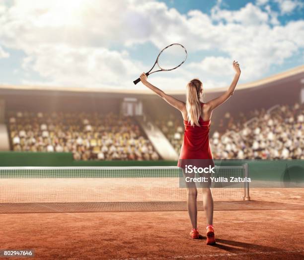 Jugador De Tenis Femenino En Cancha De Tenis Celebra Una Victoria Foto de stock y más banco de imágenes de Atuendo de tenis