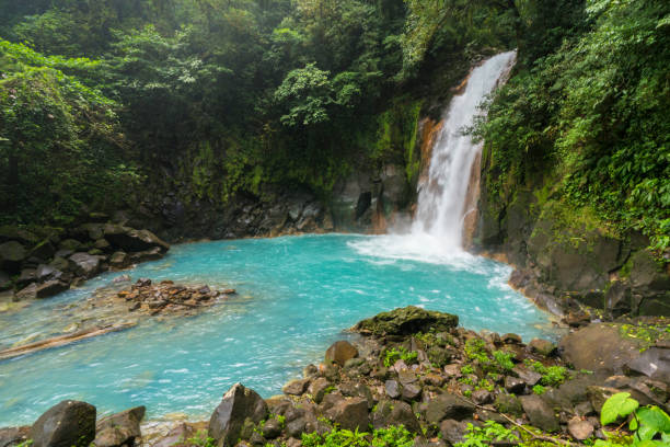 водопад селеста в национальном парке вулкан тенорио, коста-рика - челеста стоковые фото и изображения