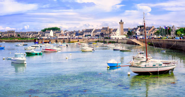 barcos de pescadores no porto de roscoff, brittany, frança - marina lake nautical vessel water - fotografias e filmes do acervo