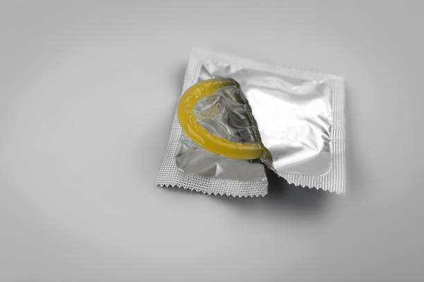 콘돔 격리입니다. 임신, 에이즈에서에서 피임 보호입니다. - condom sex education contraceptive aids 뉴스 사진 이미지