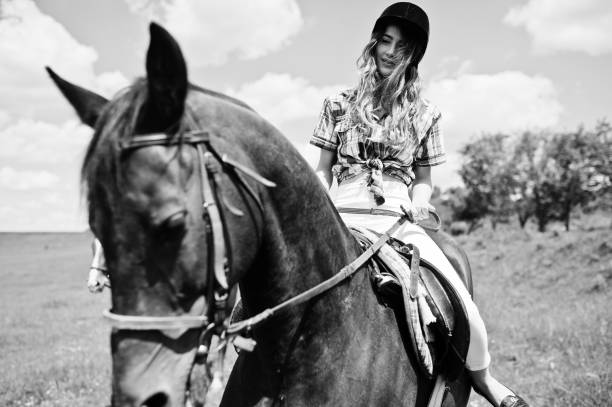 jeune fille jolie, monter à cheval sur un champ à une journée ensoleillée. - bride women standing beauty in nature photos et images de collection