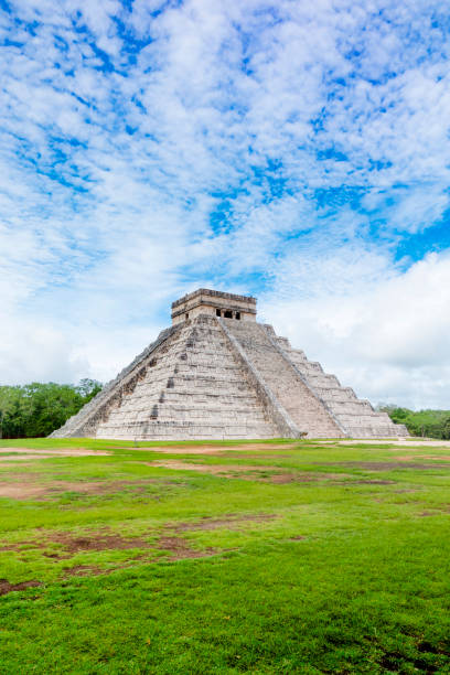 pirámides de chichen itza méxico - chichen itza mayan mexico steps fotografías e imágenes de stock