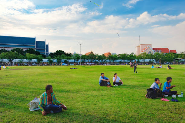 sanam luang na relaks i piknik na trawie, bangkok, tajlandia. - sanam luang park zdjęcia i obrazy z banku zdjęć