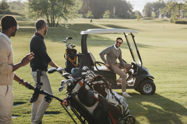 amis multiethniques avec des sacs de golf et voiturette de golf, passer du temps ensemble sur le terrain de golf - golf cart golf mode of transport transportation photos et images de collection