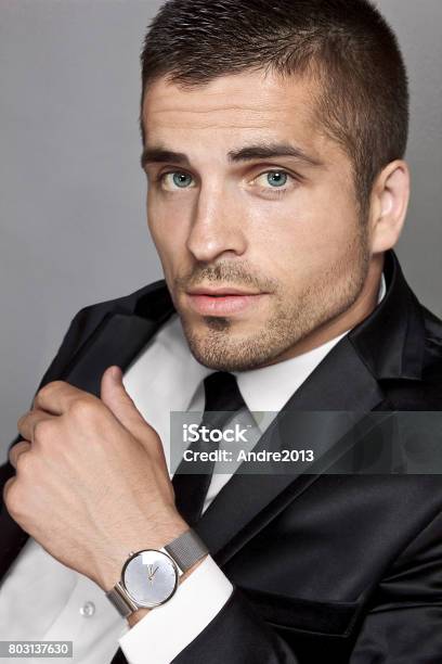 Foto de Adequado De Homem Com Um Relógio De Pulso Retrato e mais fotos de stock de Homens - Homens, Sensualidade, Bonito - pessoa