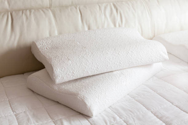 日差しの中でベッドの上にラテックス枕 - transgenic cotton ストックフォトと画像