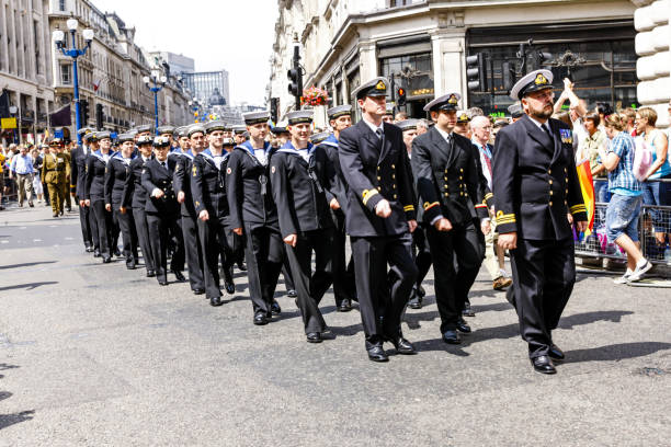 marynarze royal navy maszerują w paradzie sił zbrojnych w londynie - battle dress zdjęcia i obrazy z banku zdjęć