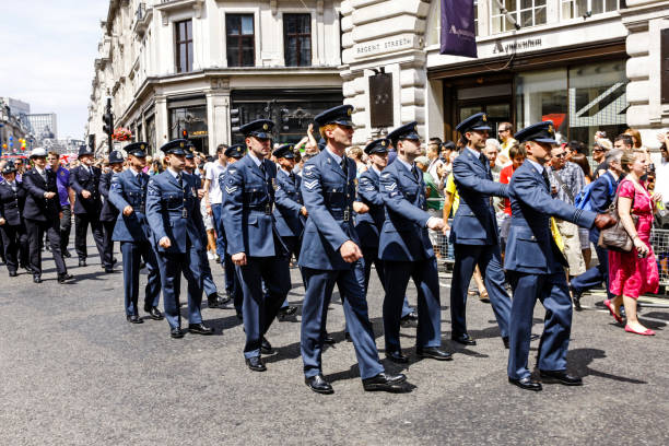 les aviateurs de la raf mars dans le défilé des forces armées à londres au royaume-uni - air force uniform armed forces military photos et images de collection