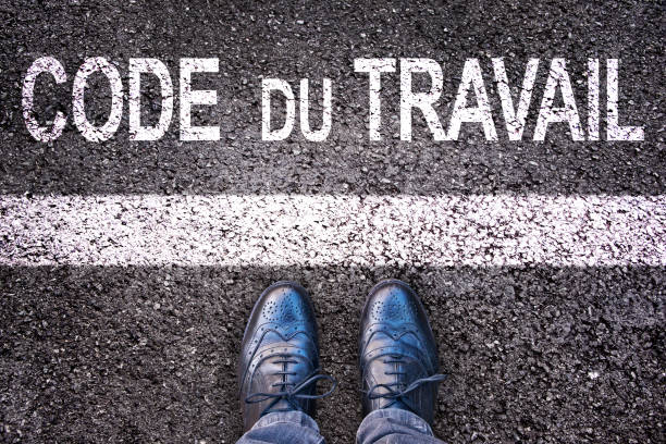 code du travail (che significa codice del lavoro in francese) scritto su uno sfondo di strada asfaltata con gambe - labor union foto e immagini stock