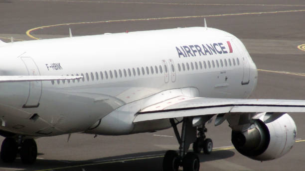 オランダのアムステルダム ・ スキポール国際空港からオフにタキシング空気フランス旅客飛行機 - air france klm ストックフォトと画像
