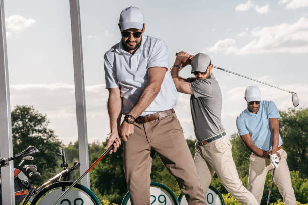 grupo de amigos jugando al golf juntos en el campo de golf - golf expertise professional sport men fotografías e imágenes de stock