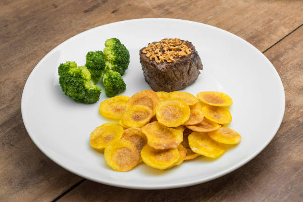 Batata-baroa, filet mignon and broccoli