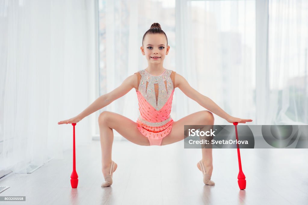 Hermosa Niña Gimnasta En Ropa Deportiva Rosa Vestido Realizando Elemento De Gimnasia Arte Con Maza En La Clase De Fitness Foto de stock y más banco de imágenes de Acróbata - iStock Hermosa Niña Gimnasta En Ropa Deportiva Rosa Vestido Realizando Elemento De Gimnasia Arte Con Maza En La Clase De Fitness Foto de stock y más banco de imágenes de Acróbata - iStock