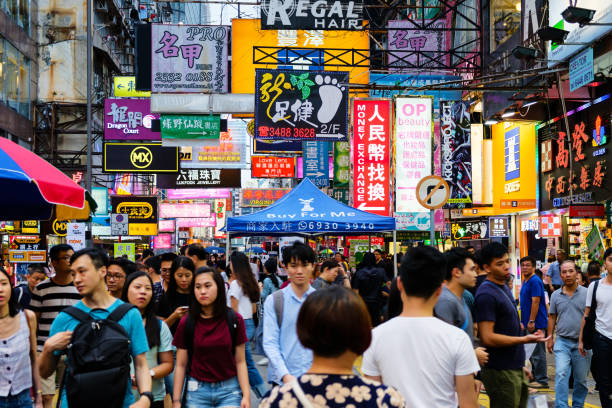 die belebten straßen von hongkong - chinesischer abstammung stock-fotos und bilder