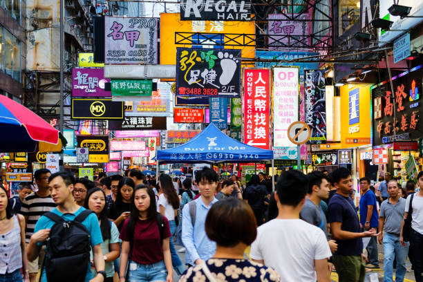 ruchliwe ulice hongkongu - city street street shopping retail zdjęcia i obrazy z banku zdjęć