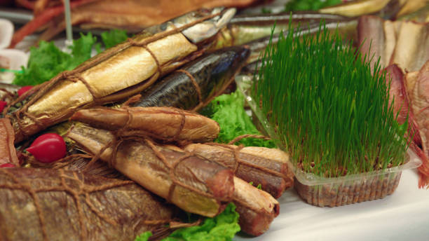 プレートにおいしい魚の燻製 - wheatgrass ストックフォトと画像