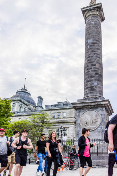 colonna di nelson nella zona della città vecchia della città nella regione del quebec con persone che camminano durante il tramonto serale - il monumento di nelson foto e immagini stock