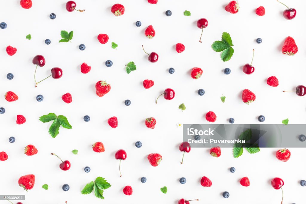 Patrón de frutas sobre fondo blanco. Vista plana endecha, superior - Foto de stock de Fruta libre de derechos