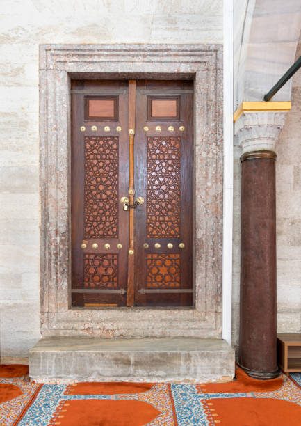 personnes âgées en bois gravée porte, la mosquée süleymaniye, istanbul, turquie - istanbul surrounding wall suleymanie mosque turkey photos et images de collection