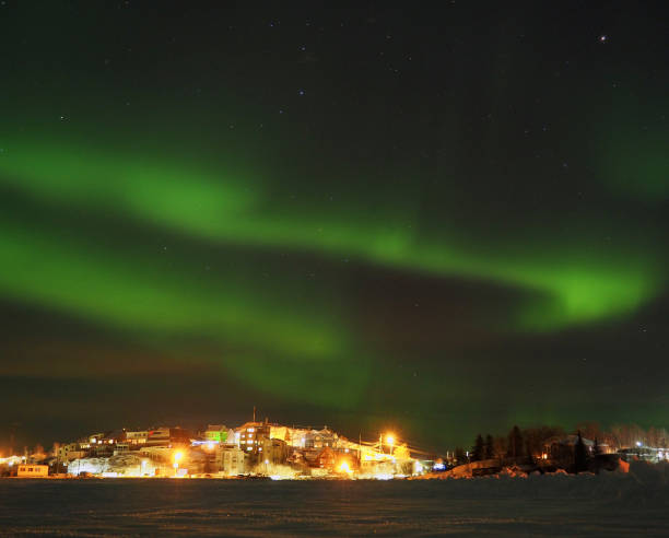 zielone zorze polarne tańczą nad wioską - yellowknife zdjęcia i obrazy z banku zdjęć