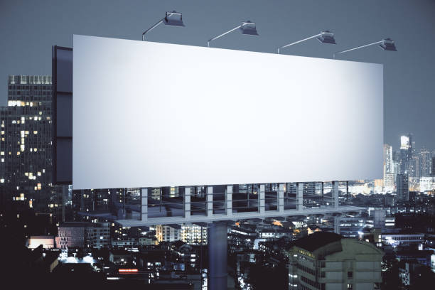 panneau d’affichage sur le côté de fond de ville nuit - billboard bill city advertise photos et images de collection