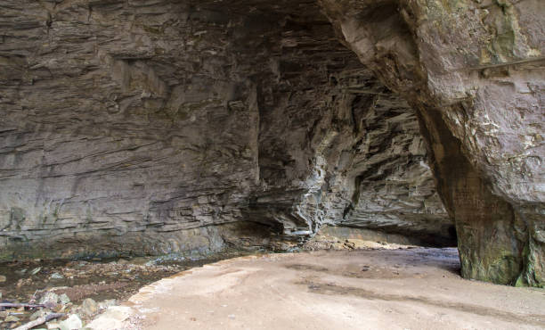 senderismo en el parque estatal carretero cuevas en kentucky - natural tunnel state park fotografías e imágenes de stock