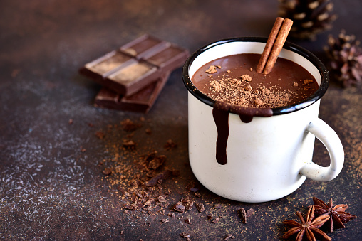 Casero chocolate caliente especiado con canela photo