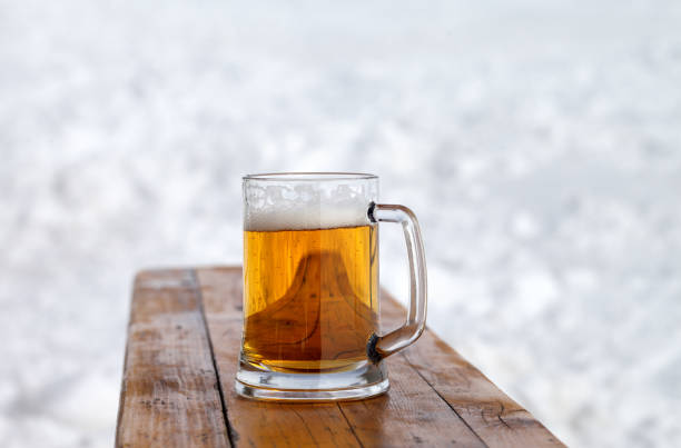 стеклянная кружка со свежим холодным пивом - beer ski apres ski snow стоковые фото и изображения