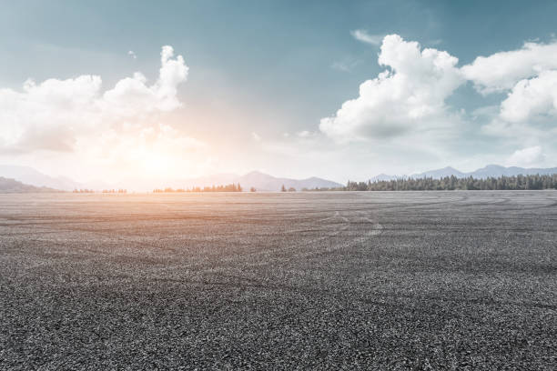 asphalt-straße und berg-hintergrund - cloudstreet stock-fotos und bilder