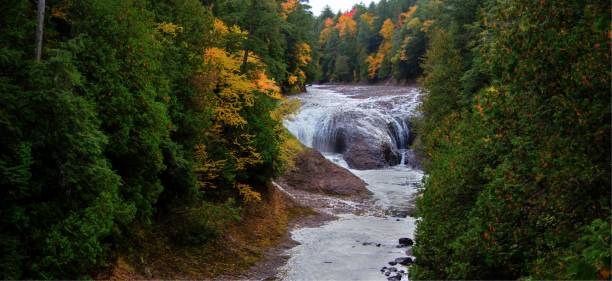 potawatomi verliebt sich in den ottawa national forest in obere halbinsel von michigan. - waterfall rapid landscape woods stock-fotos und bilder