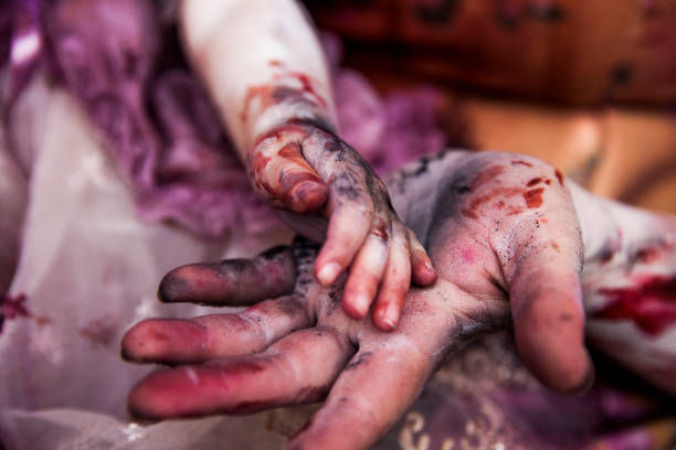 manos sangrientas de niño y adulto - war crimes fotografías e imágenes de stock