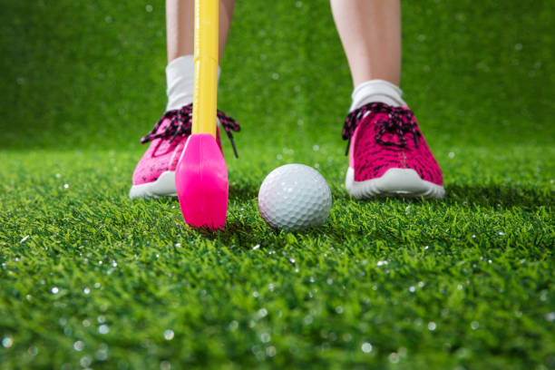 closeup de un golfista de niño con putter y bola - putting fotografías e imágenes de stock