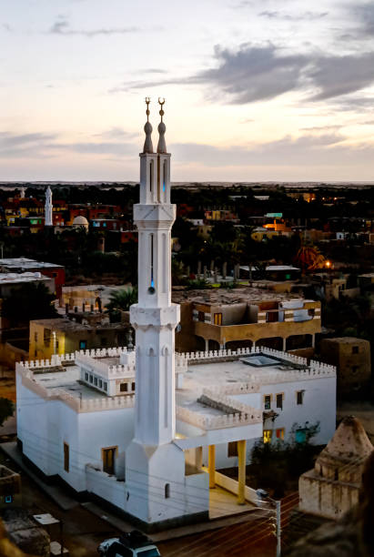 modern mosque near al-qasr old town, dakhla oasis, egypt - desert egyptian culture village town imagens e fotografias de stock