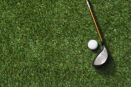 vista superior de club de golf y la bola en campo de hierba photo
