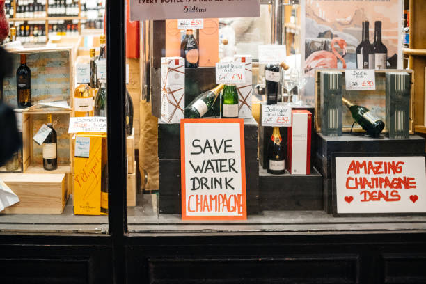 сохранить пить шампанское алкогольный магазин в лондоне великобритания - veuve cliquot стоковые фото и изображения