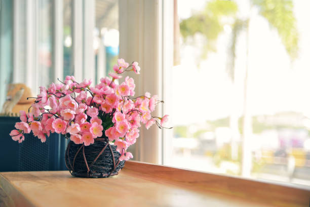 窓からの光と花瓶の美しい花 - bouquet flower autumn vase ストックフォトと画像