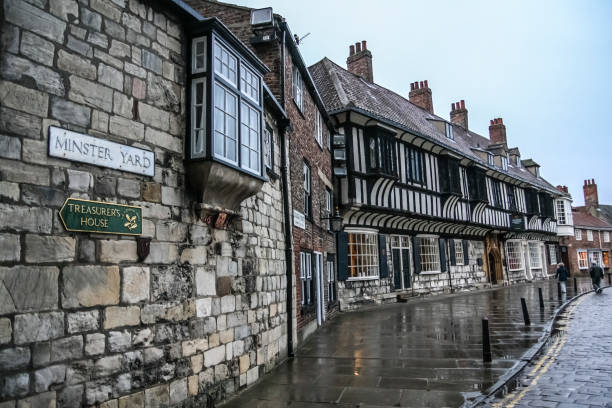 pátio catedral na cidade de york na inglaterra yorkshire norte - emperor constantine emperor roman york england - fotografias e filmes do acervo