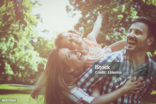 Foto de Feliz Família Desfrutando Juntos No Dia De Verão Família Na Natureza e mais fotos de stock de Abraçar