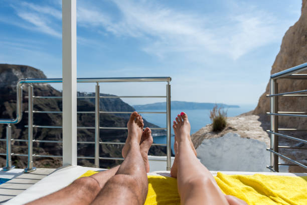 coppia sta prendendo il sole insieme - balcony human foot men relaxation foto e immagini stock