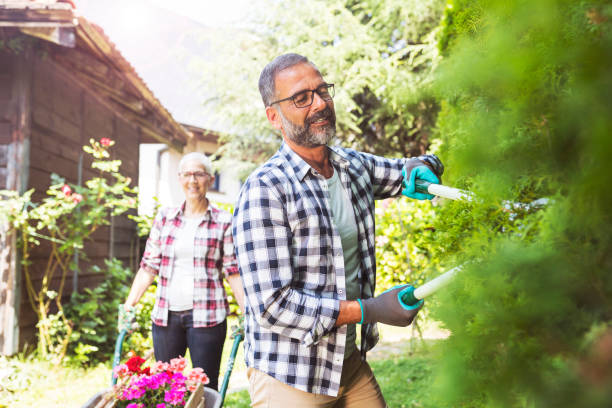 зелень со зрелой парой - gardening couple senior adult ethnic стоковые фото и изображения