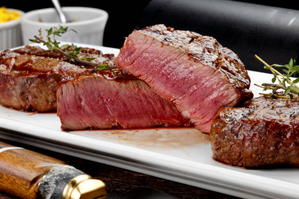 cortar la carne de barbacoa - steak grilled beef plate fotografías e imágenes de stock