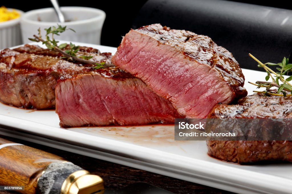 BBQ, couper le bifteck - Photo de Bifteck libre de droits