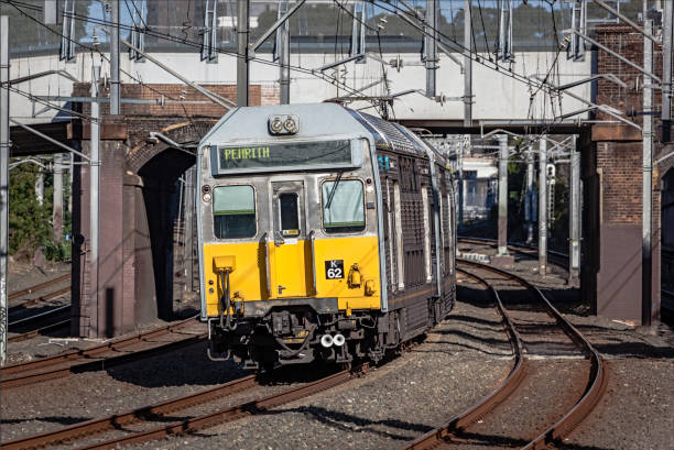 sydney trains curve di servizio suburbano a due piani sotto il ponte stradale - train australia electric train image foto e immagini stock