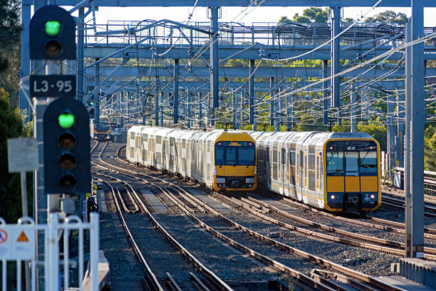 serviços de viajante suburbana de hora do rush luzes verdes e trens de sydney - bus public transportation sydney australia australia - fotografias e filmes do acervo