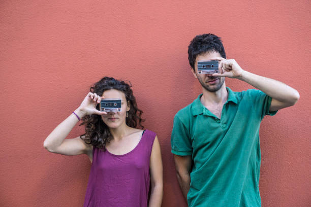 giovane coppia che gioca con una audiocassetta - italian music audio foto e immagini stock