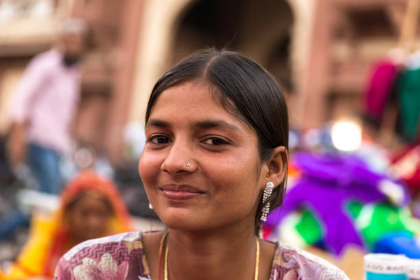 indische mädchen in der straßenmarkt, udaipur, indien - human face india new delhi traditional culture stock-fotos und bilder