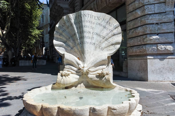 vue imprenable sur la fontana delle api à piazza barberini à rome (italie) - palazzo barberini photos et images de collection