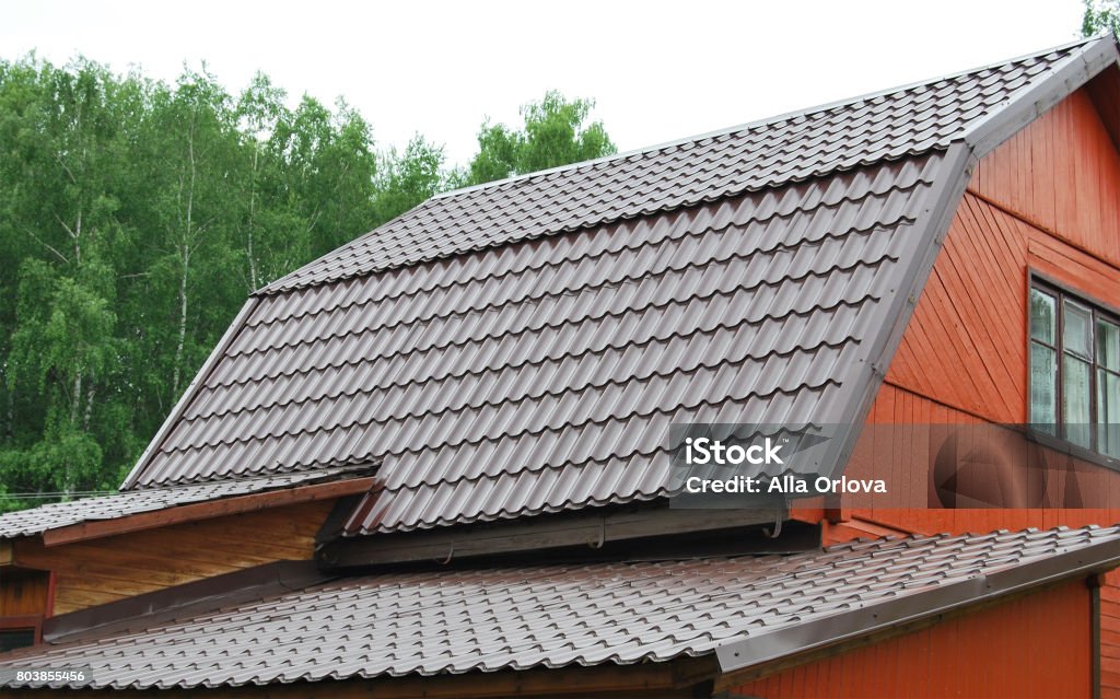 Tetto in metallo marrone della casa - Foto stock royalty-free di Architettura