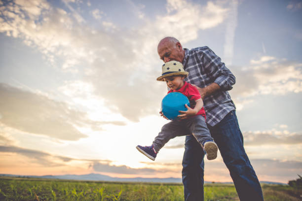 diversão e momentos felizes da família - grandfather - fotografias e filmes do acervo