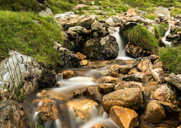 kolorowy irlandzki strumień górski croagh patrick - croagh patrick zdjęcia i obrazy z banku zdjęć